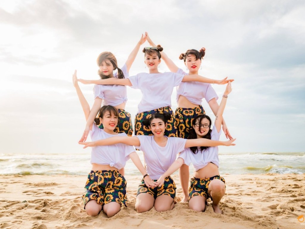 Bạn có thể kết hợp quần đùi đi biển nhóm cùng với áo thun cổ tròn thoải mái