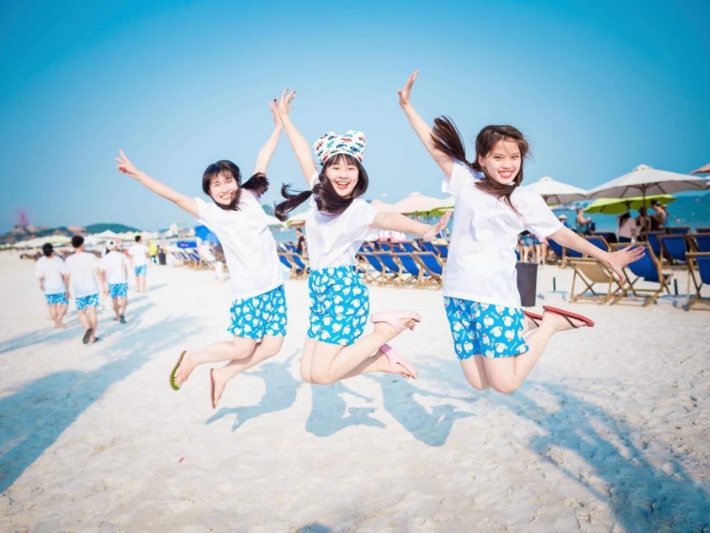 Bạn nên chọn quần đùi đi biển nhóm có độ dài trên gối một chút