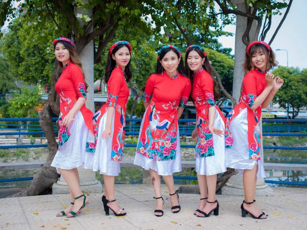 Mẫu áo dài cách tân nhóm màu đỏ may mắn cho mùa lễ tết