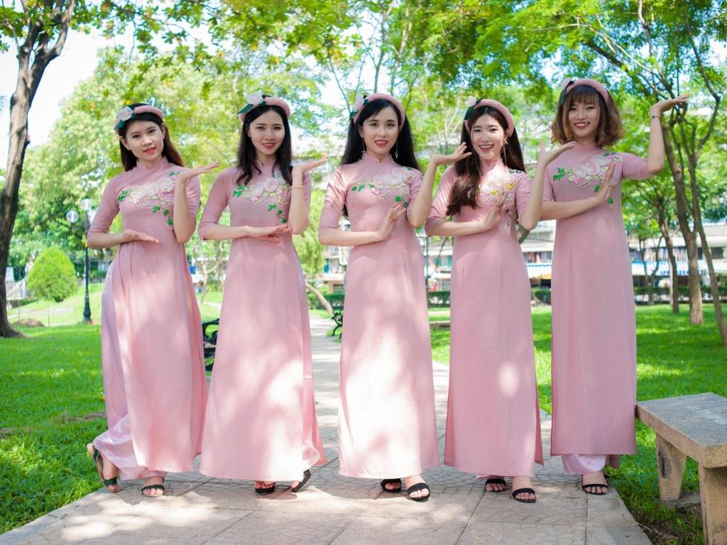 Bộ áo dài cách tân nhóm màu hồng mang lại vẻ ngọt ngào
