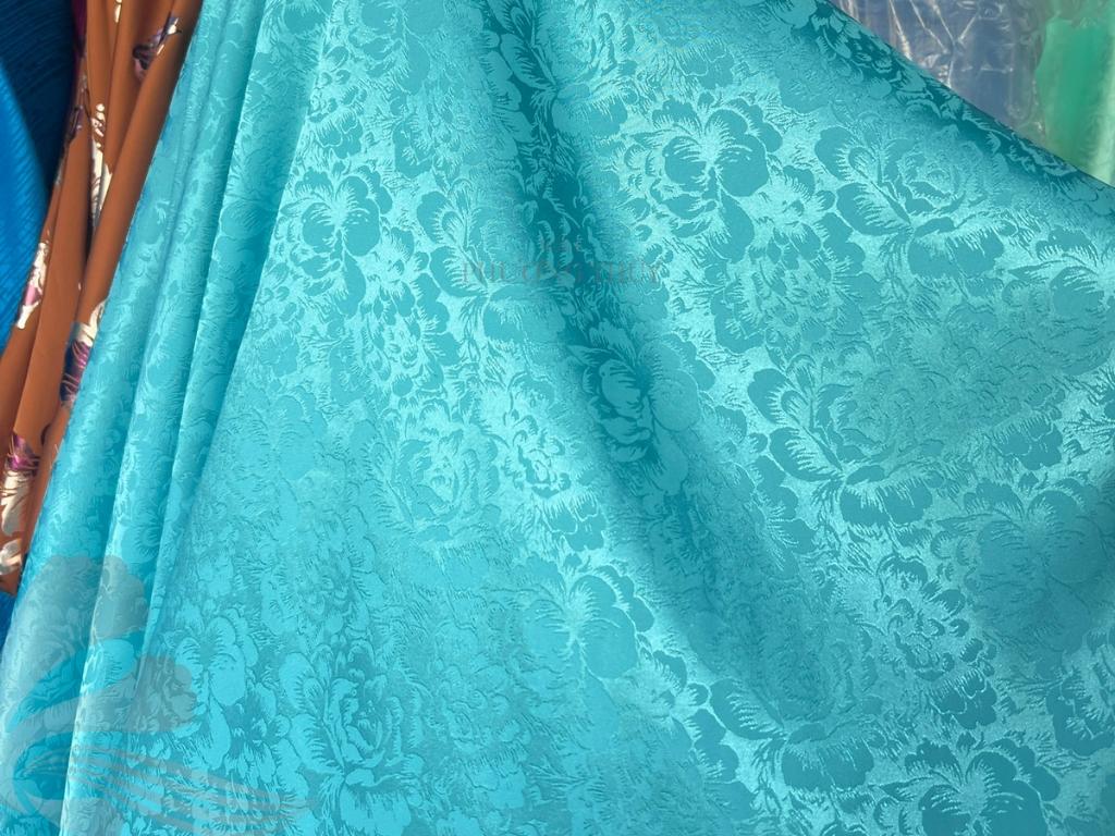 Vải gấm giúp mang lại sự sang trọng cho bộ áo dài