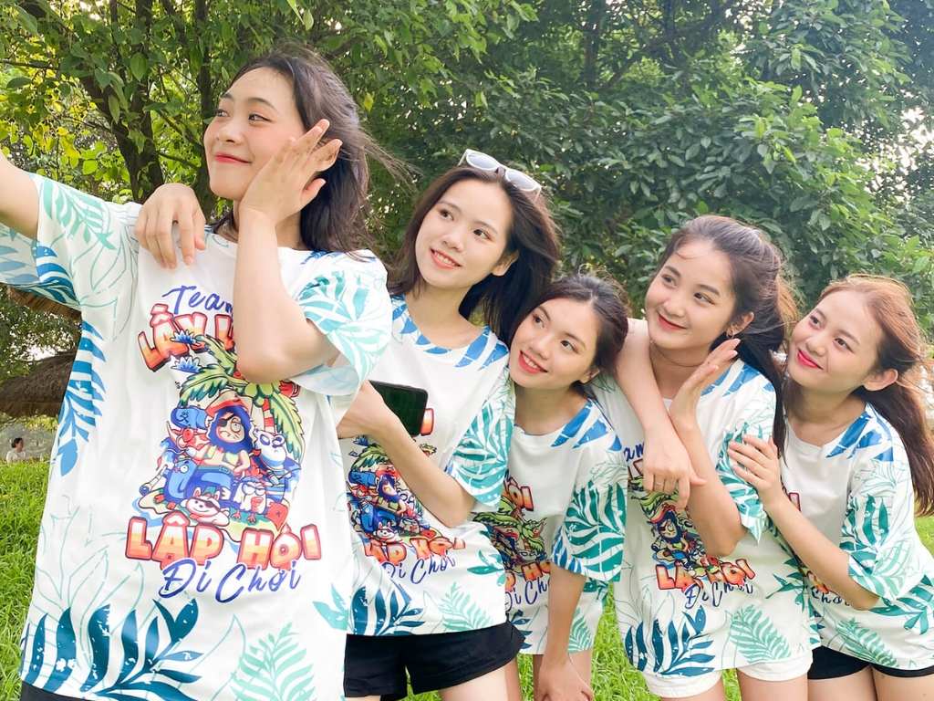 Mẫu áo nhóm có slogan hài hước