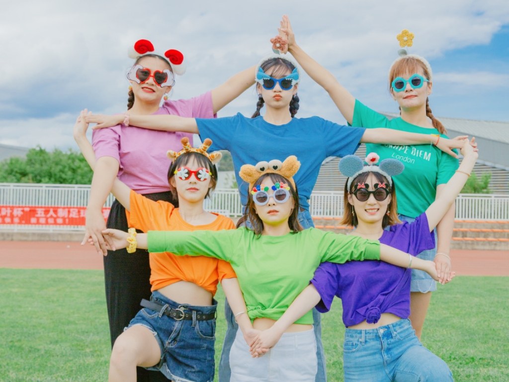 Kiểu xếp hình là một trong những kiểu chụp ảnh nhóm chất thể hiện sự đoàn kết