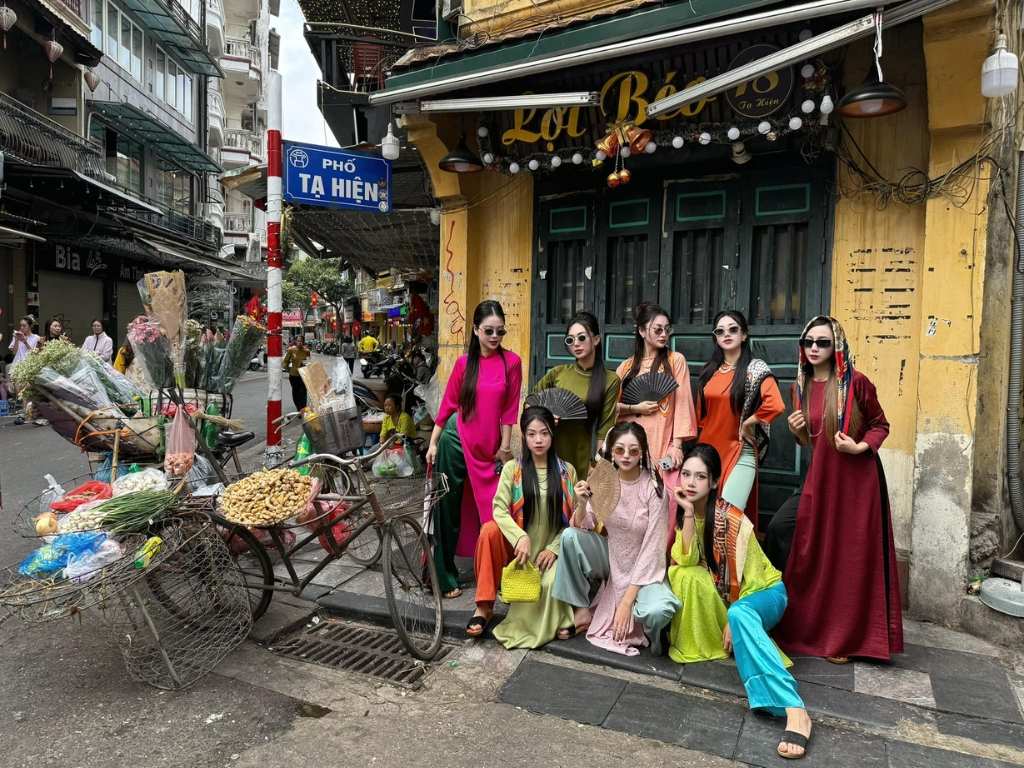 Phố cổ là địa điểm mang đậm nét truyền thống, phù hợp để bạn chụp ảnh nhóm áo dài