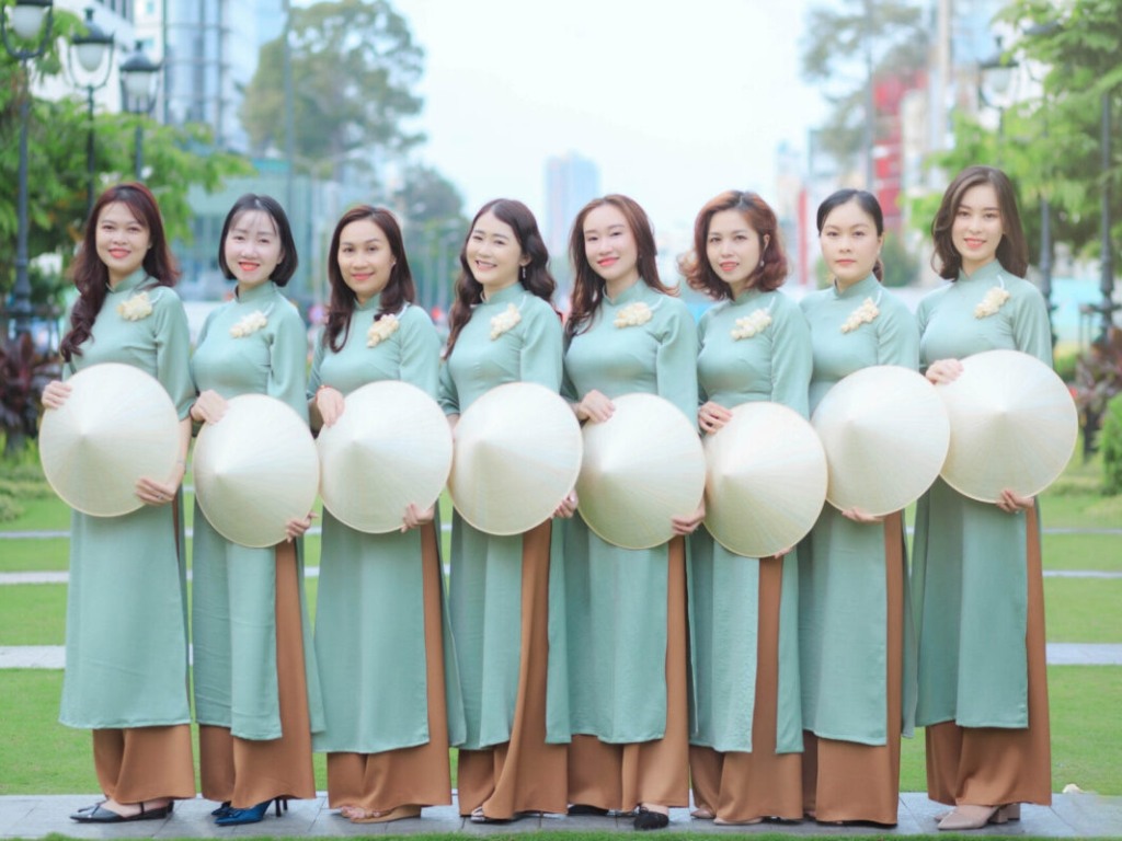 Chụp ảnh nhóm áo dài mang lại vẻ đẹp duyên dáng và thanh lịch cho người phụ nữ