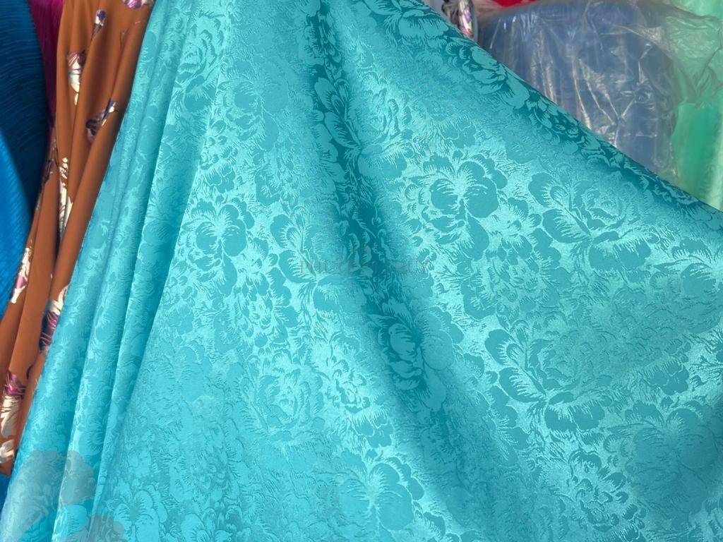 Vải gấm có độ rũ tự nhiên và mềm mại