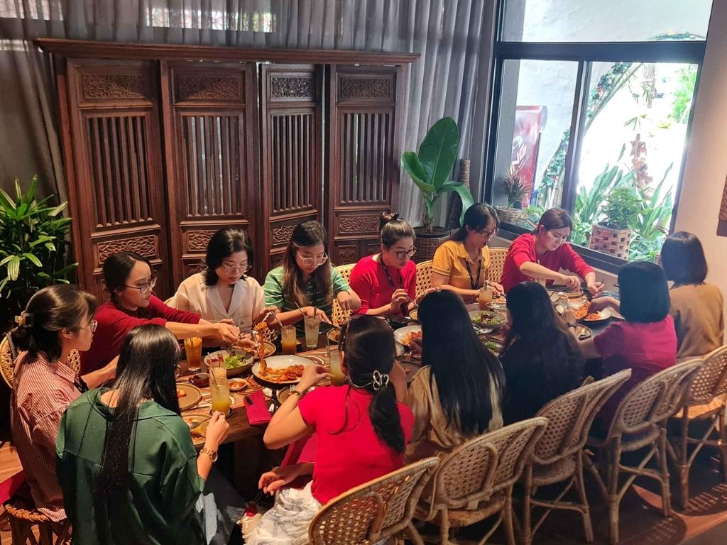 Buổi tụ tập tại quán ăn họp nhóm giúp xây dựng mối quan hệ thân thiết ngoài công việc