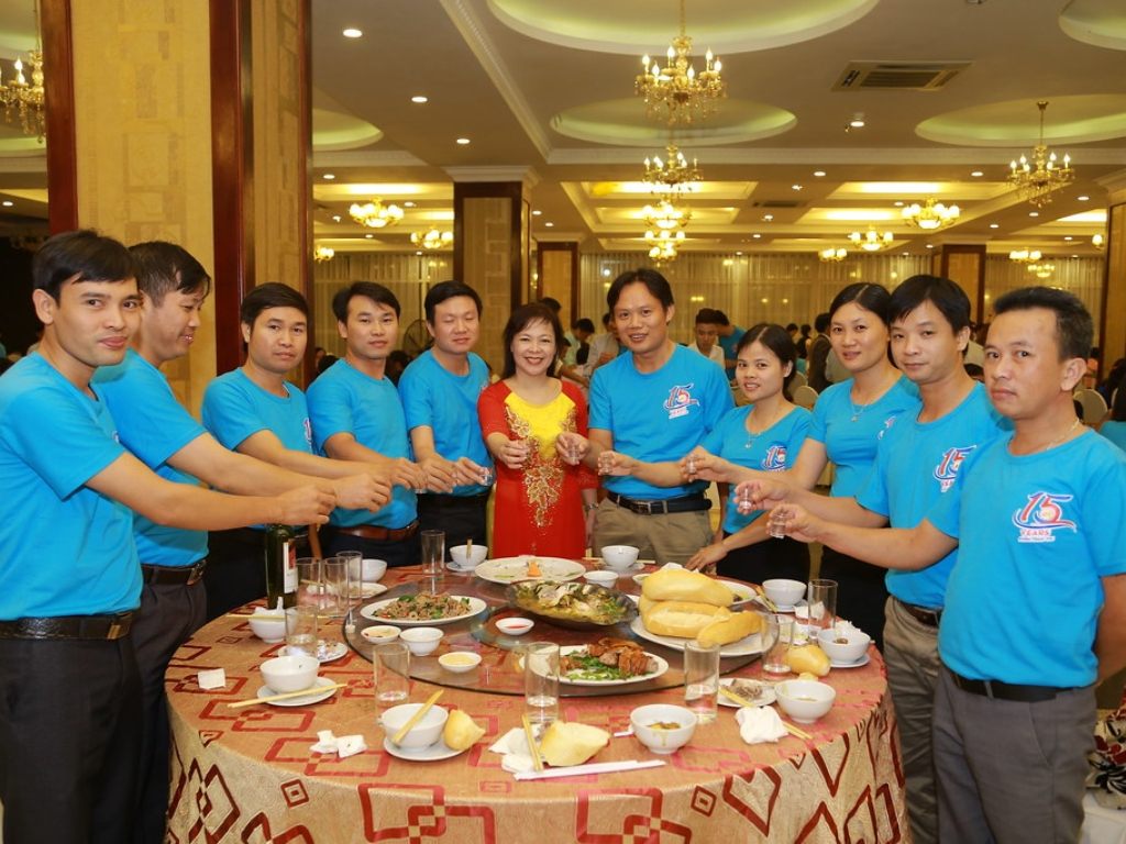 Áo nhóm giúp bức ảnh check-in tại quán ăn họp nhóm thên đồng bộ