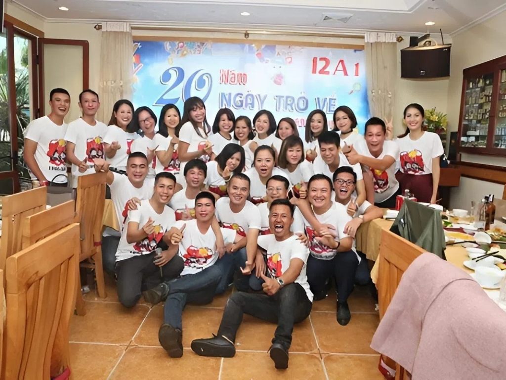Bạn nên chọn kiểu áo đơn giản và lịch sự cho buổi tụ tập tại quán ăn họp nhóm