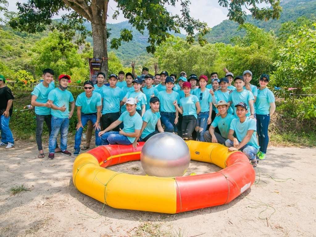 Bạn nên chọn áo nhóm có màu sắc tươi sáng và kiểu dáng thoải mái