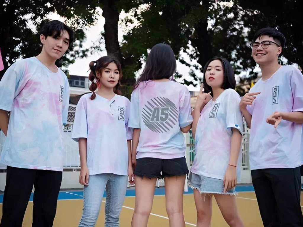 Áo nhóm loang màu mang đến vẻ ngoài trẻ trung, cá tính