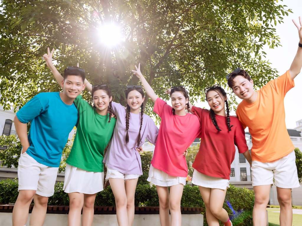 Áo nhóm sắc màu giúp tạo thị ứng thị giác mạnh mẽ