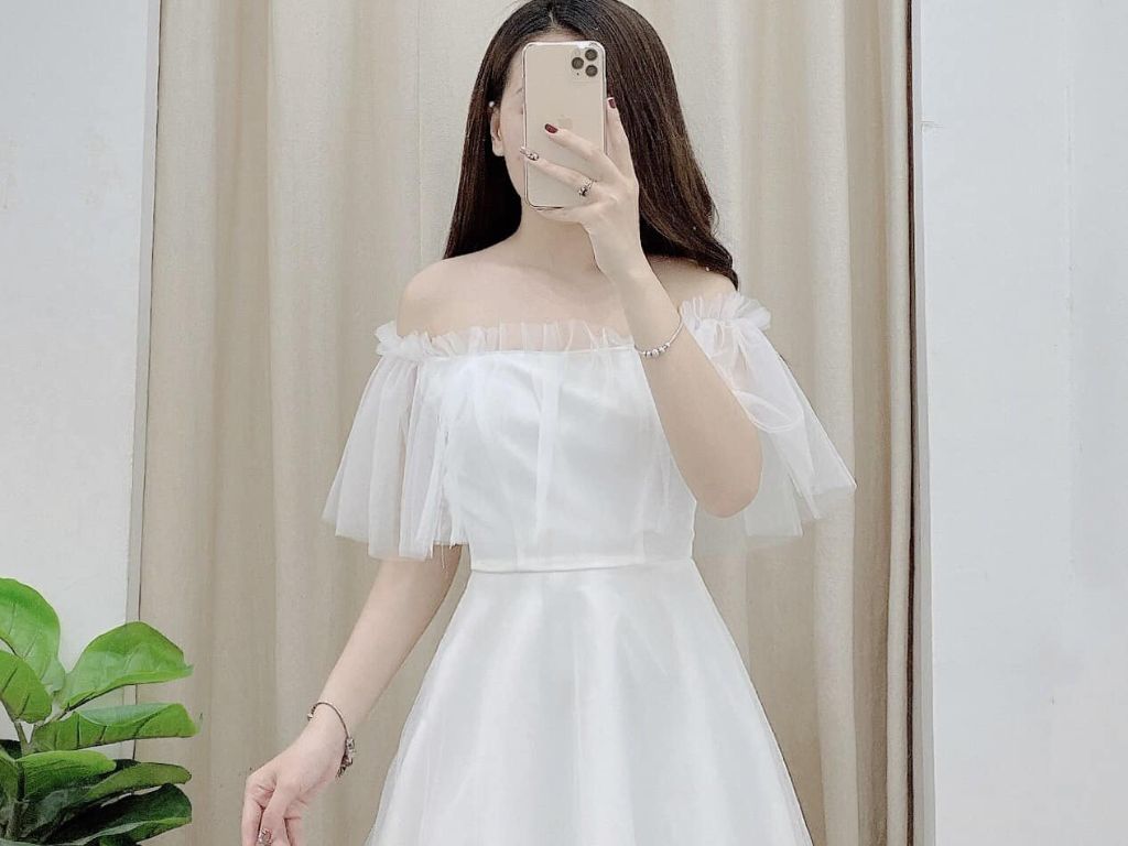 Họa tiết hoa nhỏ xinh xắn trên nền vải giúp người mặc trông trẻ trung