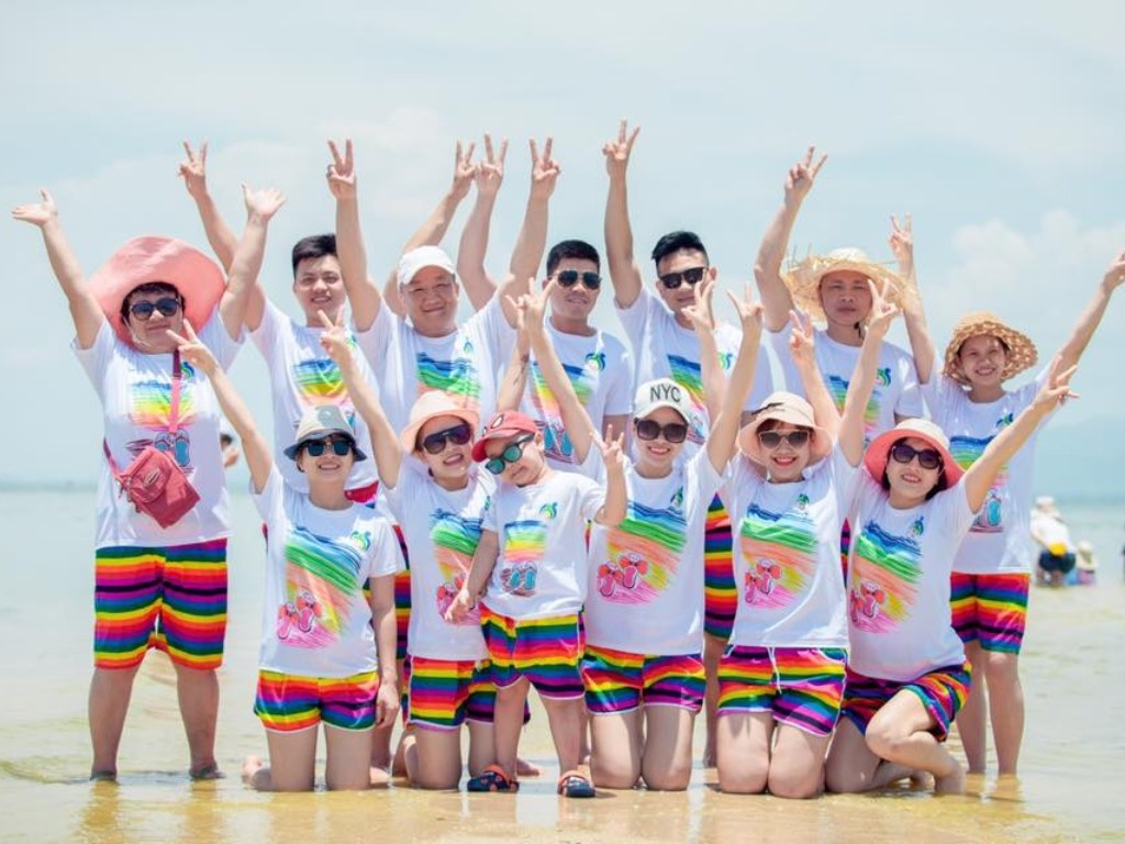 Bạn nên lựa chọn áo nhóm có kiểu dáng thoải mái, năng động