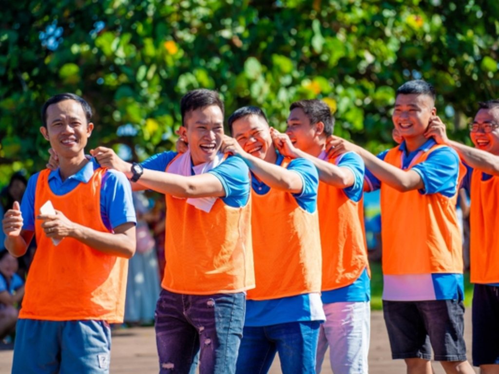 Nhóm ăn chơi bao gồm những thành viên luôn tràn đầy năng lượng tích cực