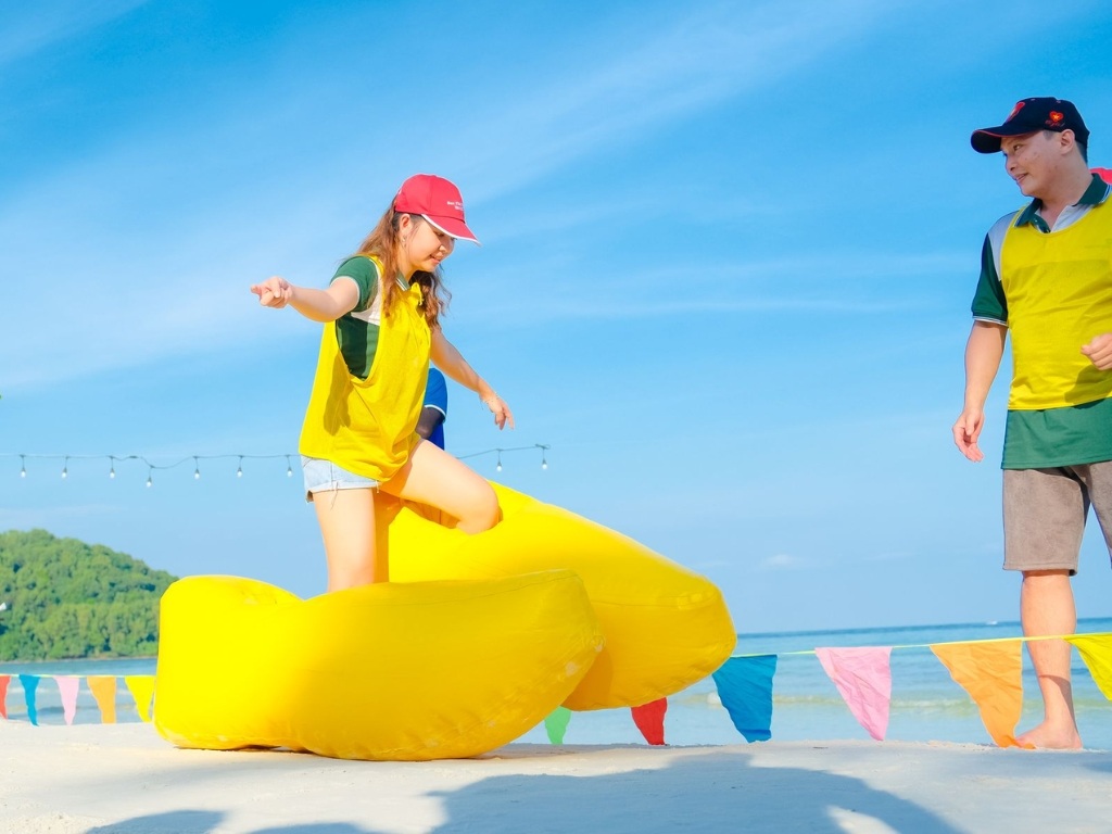 Một ánh mắt động viên cũng có thể tạo nên hình ảnh teambuilding đẹp và ý nghĩa