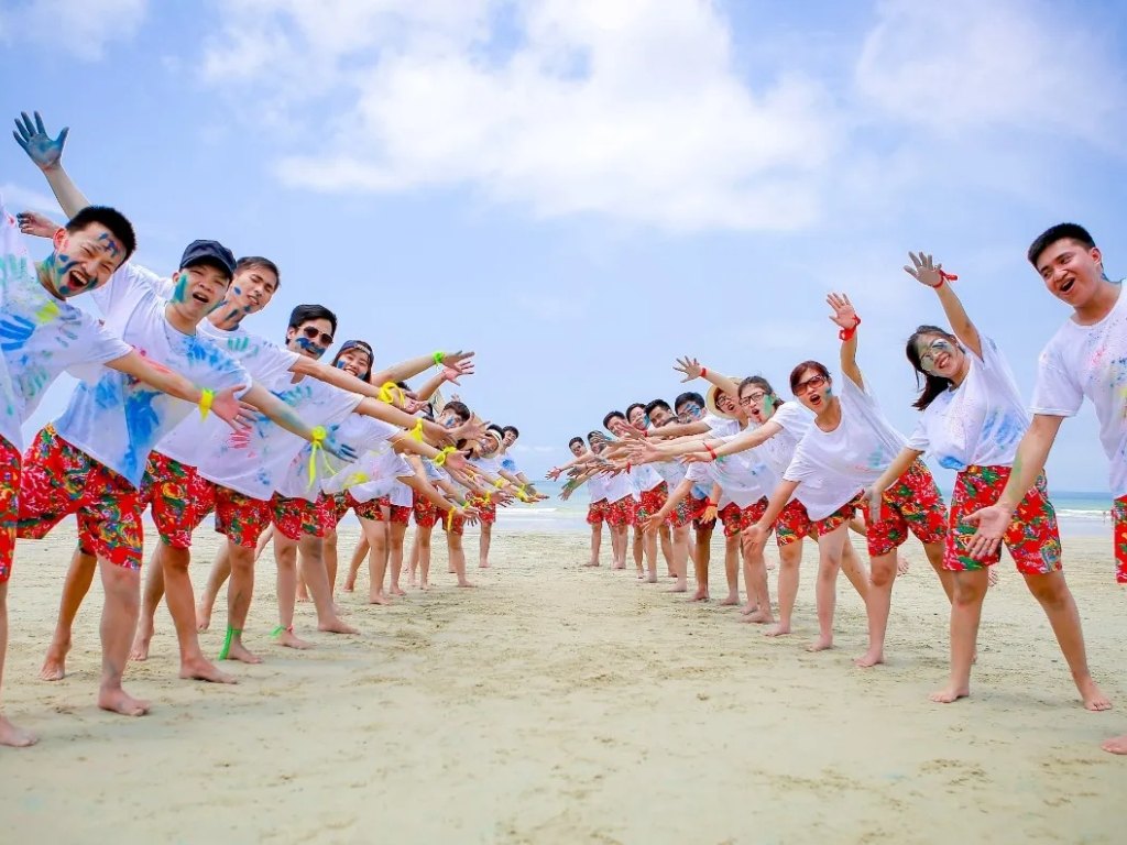 Bạn có thể kết hợp quần team với áo thun cổ tròn thoải mái