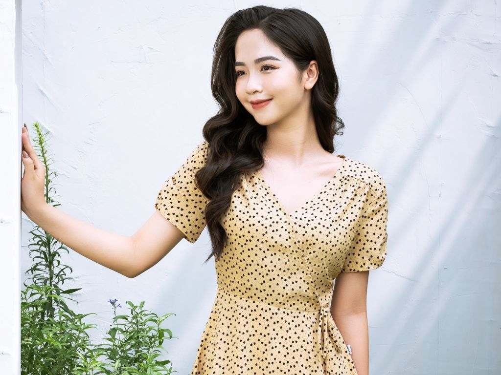 Bạn hãy tự tin khoe những ưu điểm của mình như bờ vai đầy đặn
