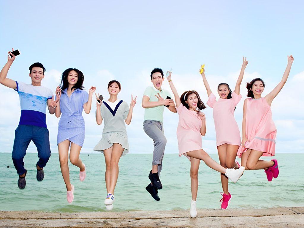 Áo polo đồng màu giúp bạn trông thanh lịch hơn
