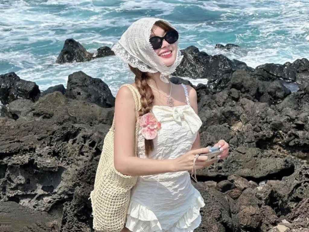 Jumpsuit hai dây ống rộng là kiểu dáng kinh điển