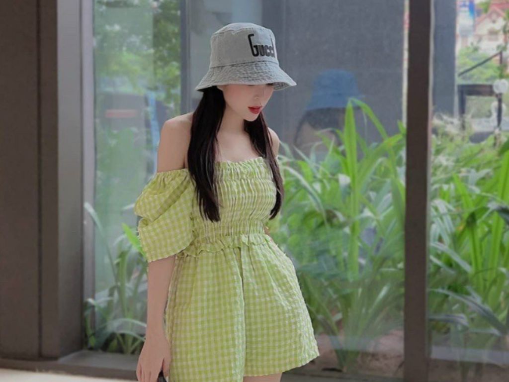 Jumpsuit trễ vai là lựa chọn tuyệt vời cho những bữa tiệc tối bên bờ