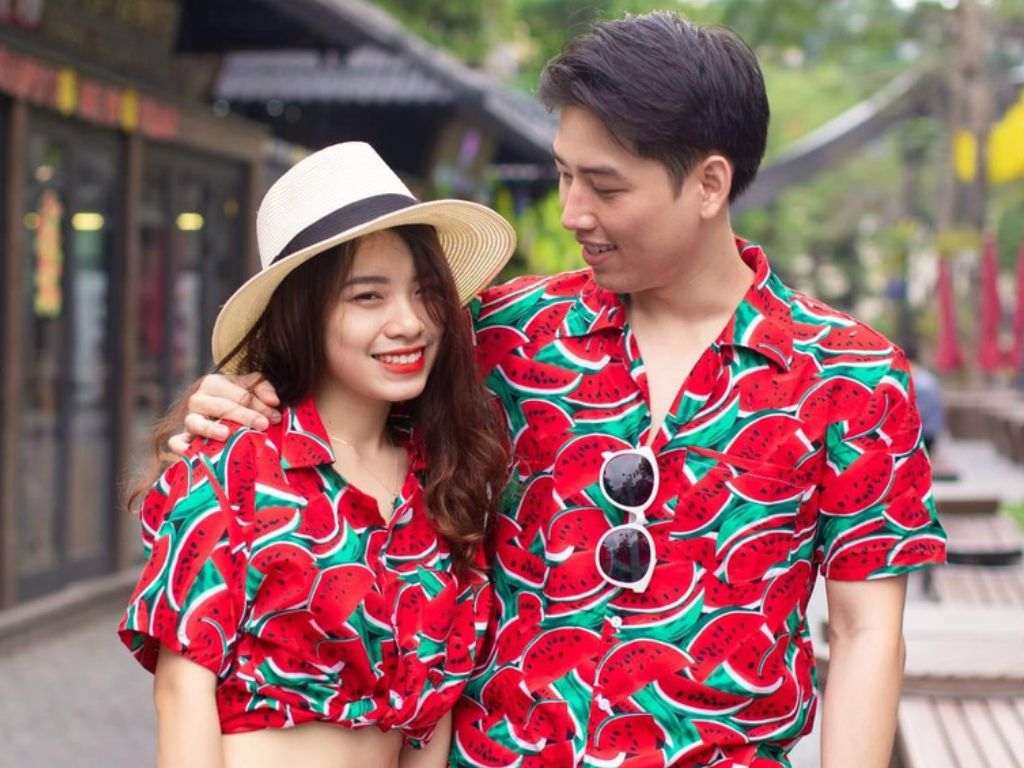 Cả một set bao gồm áo sơ mi và quần short