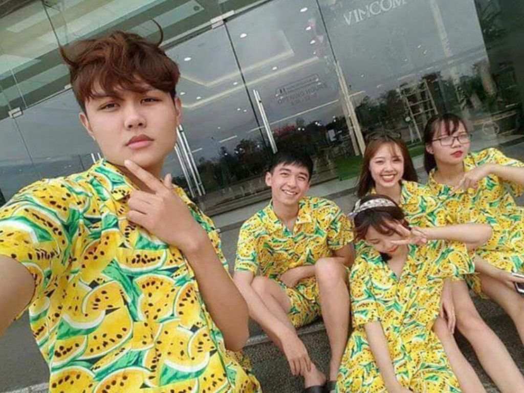 Cả nhóm sẽ mặc quần short họa tiết dưa hấu