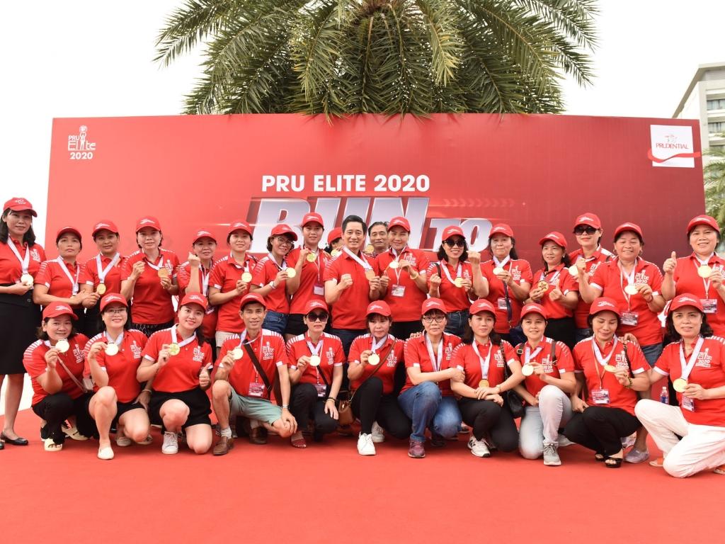 Áo team giúp tạo sự đồng bộ cho bộ ảnh teambuilding