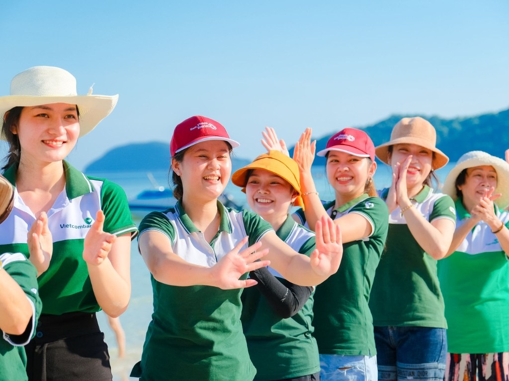 Ảnh team building giúp ghi lại những khoảnh khắc vui vẻ của nhân viên