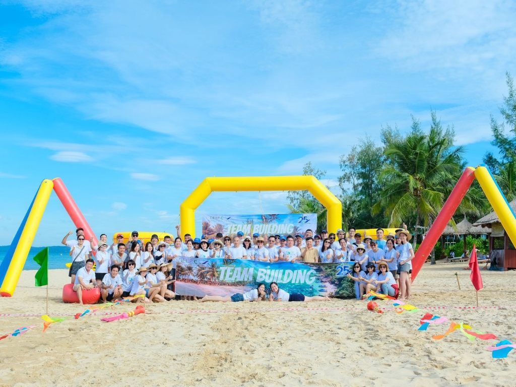 Tổ chức teambuilding ở biển vào buổi sáng sớm giúp bức ảnh có màu sắc đẹp