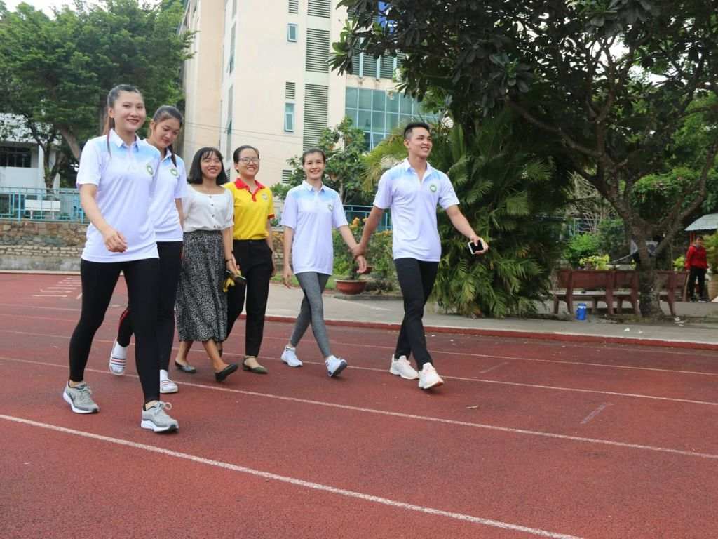 Áo thể dục thường có màu trắng làm chủ đạo