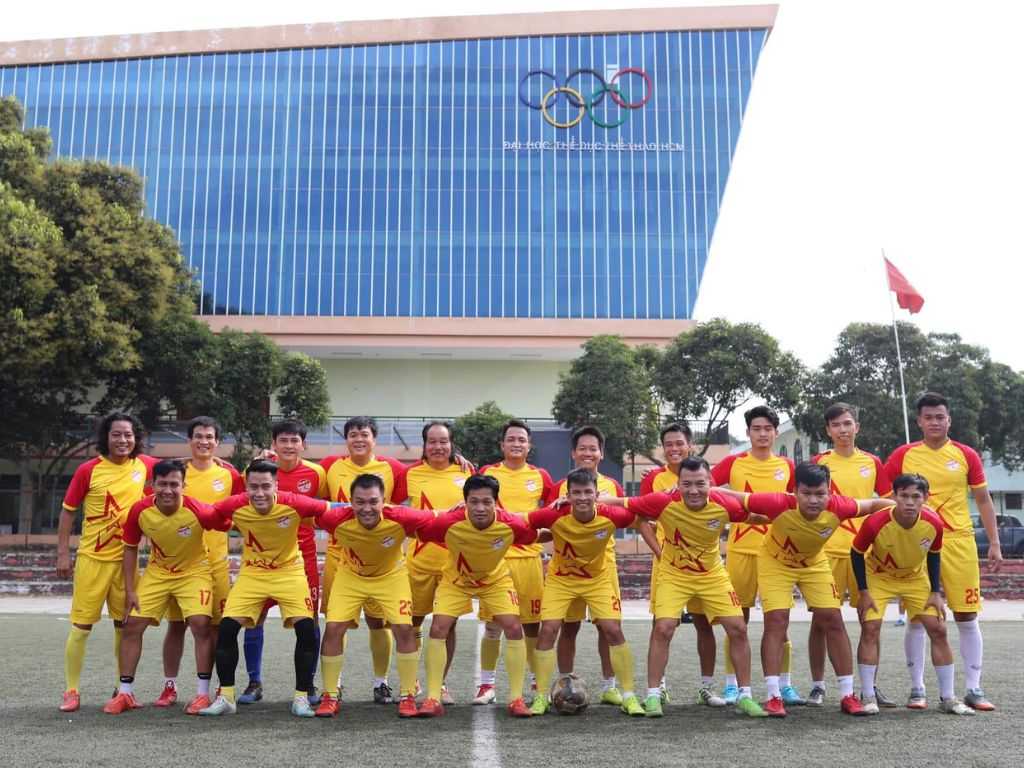 Hai bên thân quần thường có đường sọc trang trí