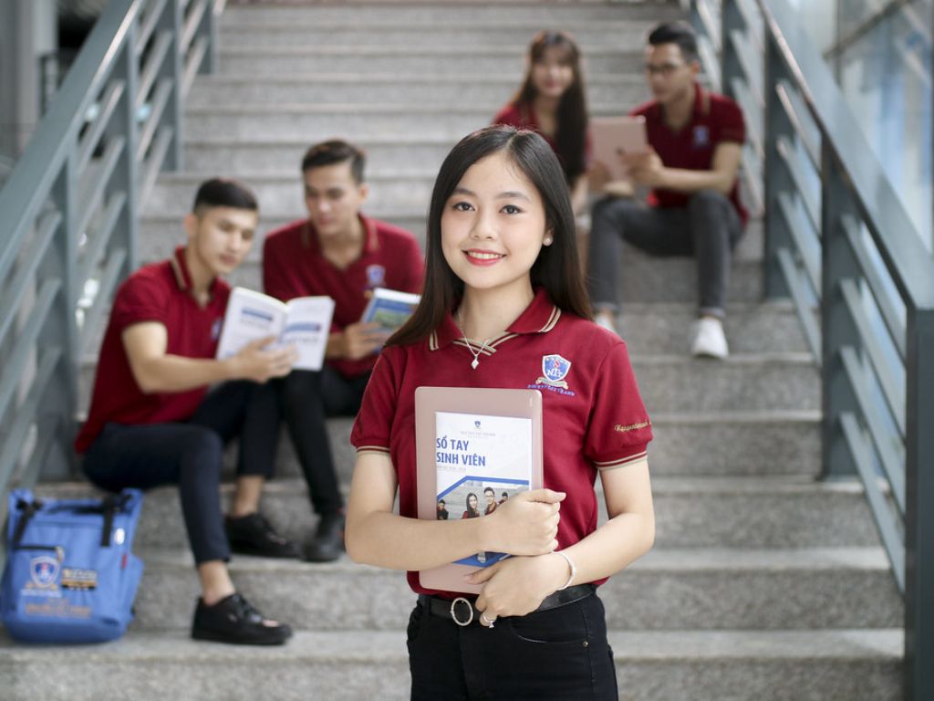 Màu đỏ đặc trưng của bộ đồng phục là màu sắc nhận diện