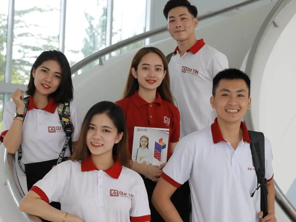 Với kiểu dáng áo polo đồng phục có cổ tạo vẻ ngoại lịch sự