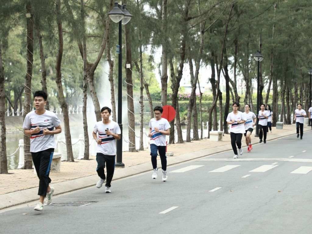 Đi cùng áo là quần thể dục thường có màu xanh đen hoặc đen