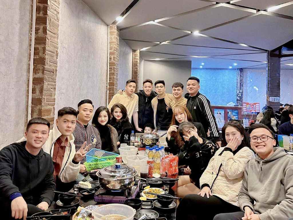 Sử dụng tên lớp và một câu slogan "chất" làm trung tâm của thiết kế