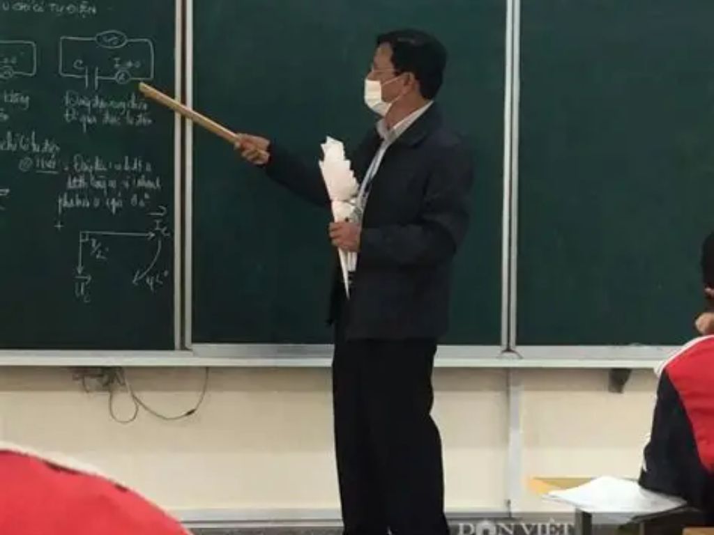Bề mặt cần có độ bám phấn hoặc mực tốt để chữ viết rõ nét