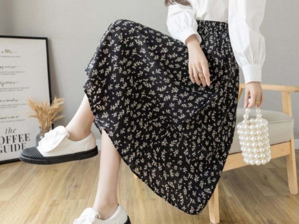 Phong cách dạo phố năng động đi cùng một đôi sneaker trắng