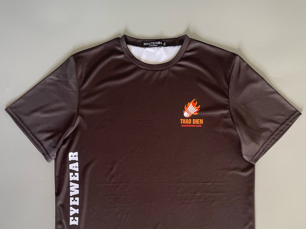Logo team được in phổ biến ở vị trí ngực trái