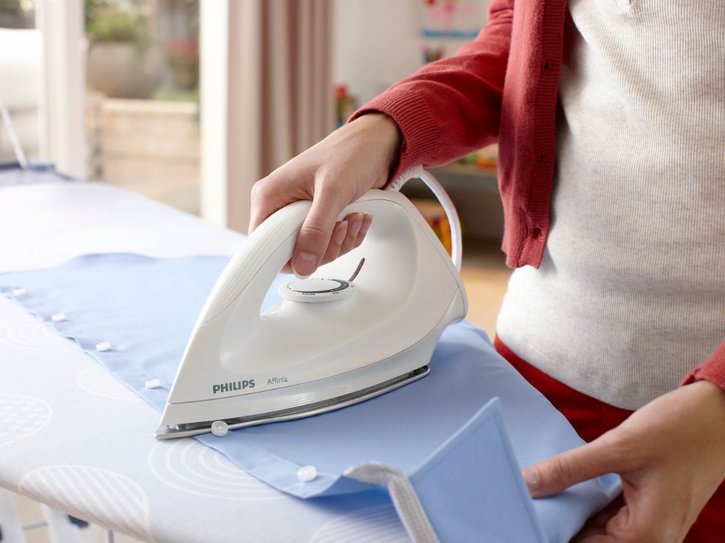 Khi ủi áo, bạn cần luôn lộn trái áo và chỉ sử dụng nhiệt độ ở mức thấp
