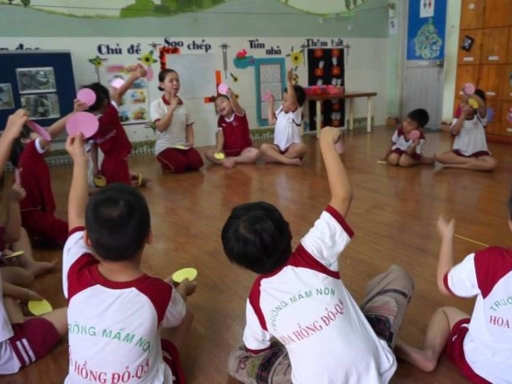 Bạn hãy chuẩn bị các mẩu giấy ghi tên tất cả thành viên trong lớp