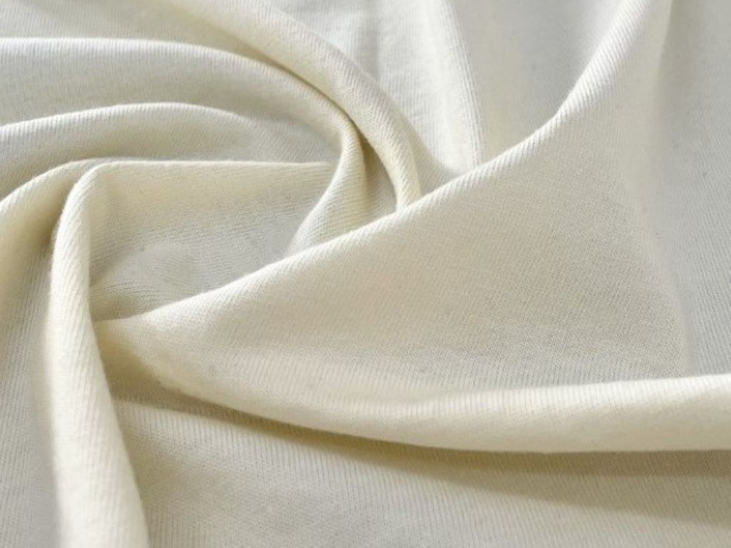 Chất liệu vải quyết định đến form dáng và sự thoải mái của áo