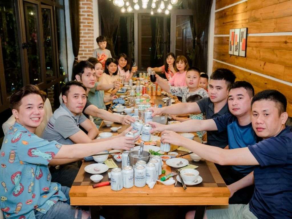 Sau phần chia sẻ cảm xúc của thầy cô, cả lớp sẽ cùng đứng lên nâng ly