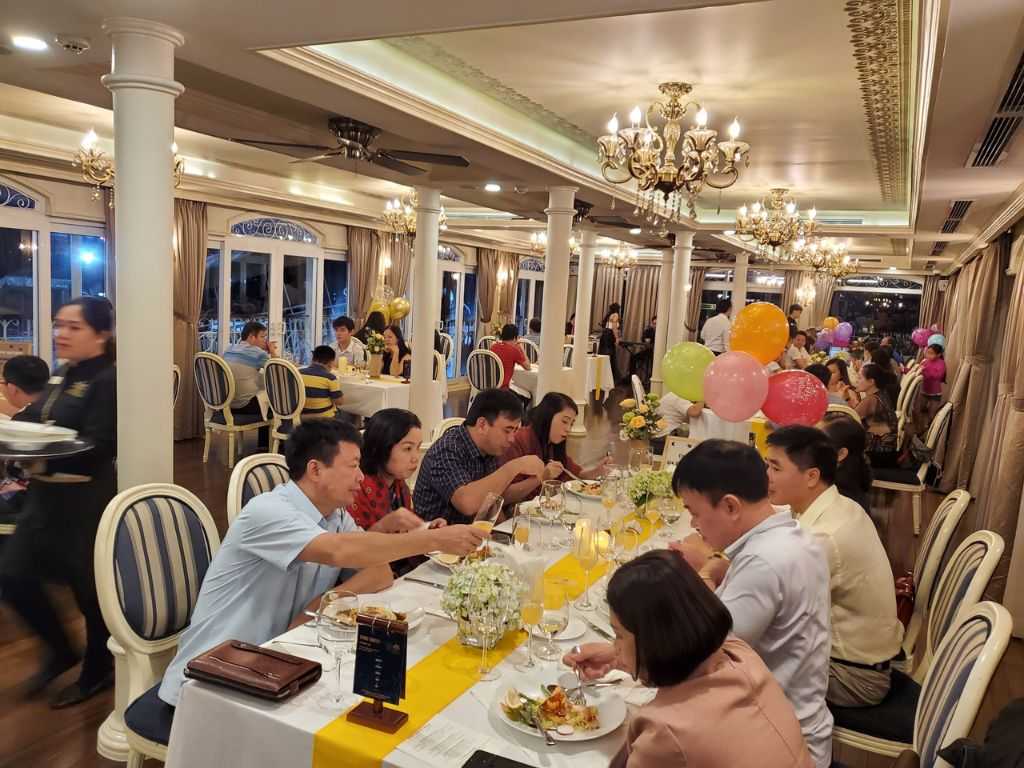 Hợp lớp không chỉ là một sự kiện mà là cả một hành trình quay về quá khứ