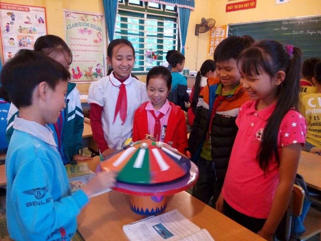 Đây là trò chơi vận động nhẹ nhàng giúp khuấy động không khí