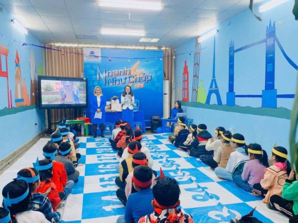 Áo thun cổ tròn có màu sắc riêng biệt trong các trò chơi chơi trong lớp