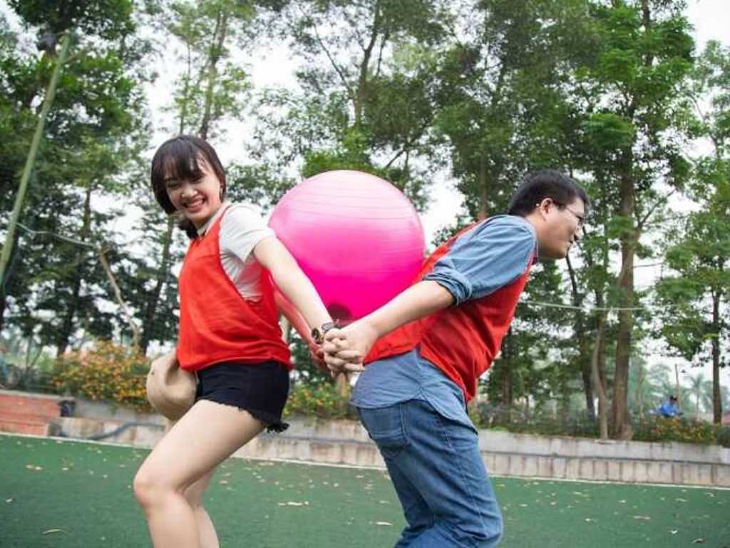 Mỗi thành viên sẽ viết ba điều thú vị về bản thân vào một mẩu giấy nhỏ