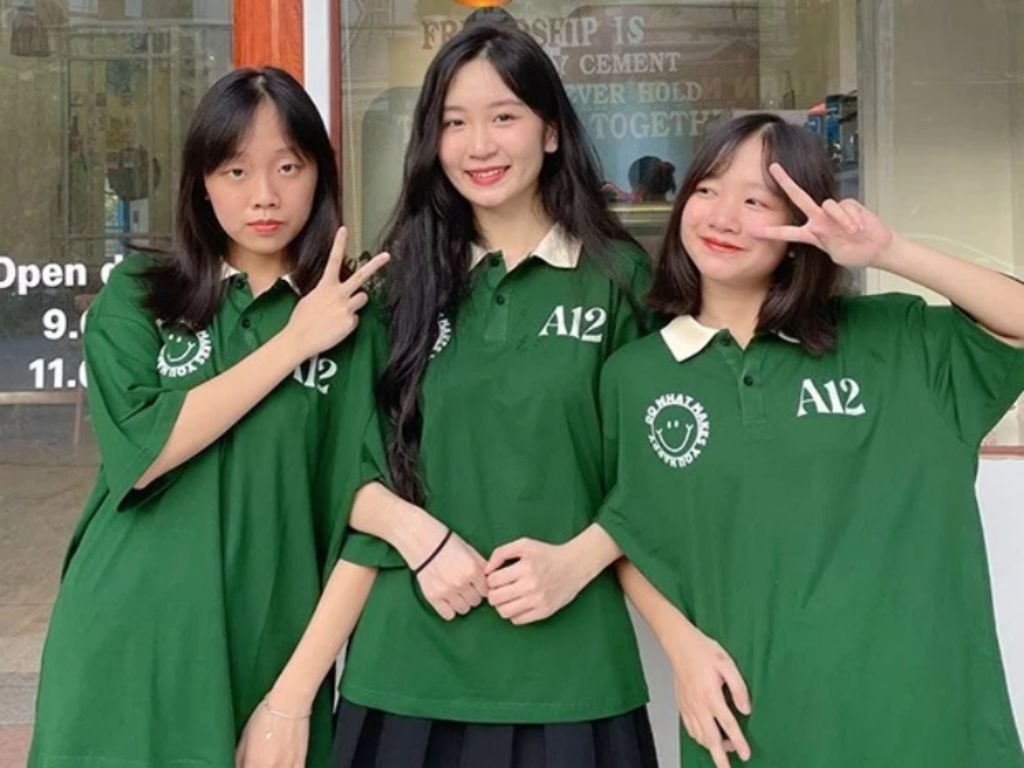 Với kiểu dáng có cổ đặc trưng, mẫu áo này mang lại vẻ ngoài chỉn chu
