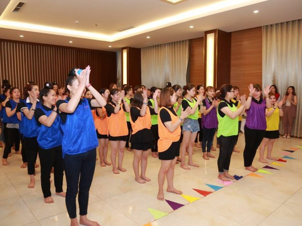 Tổ chức các trò chơi team building trong nhà vui nhộn giúp tiết kiệm chi phí