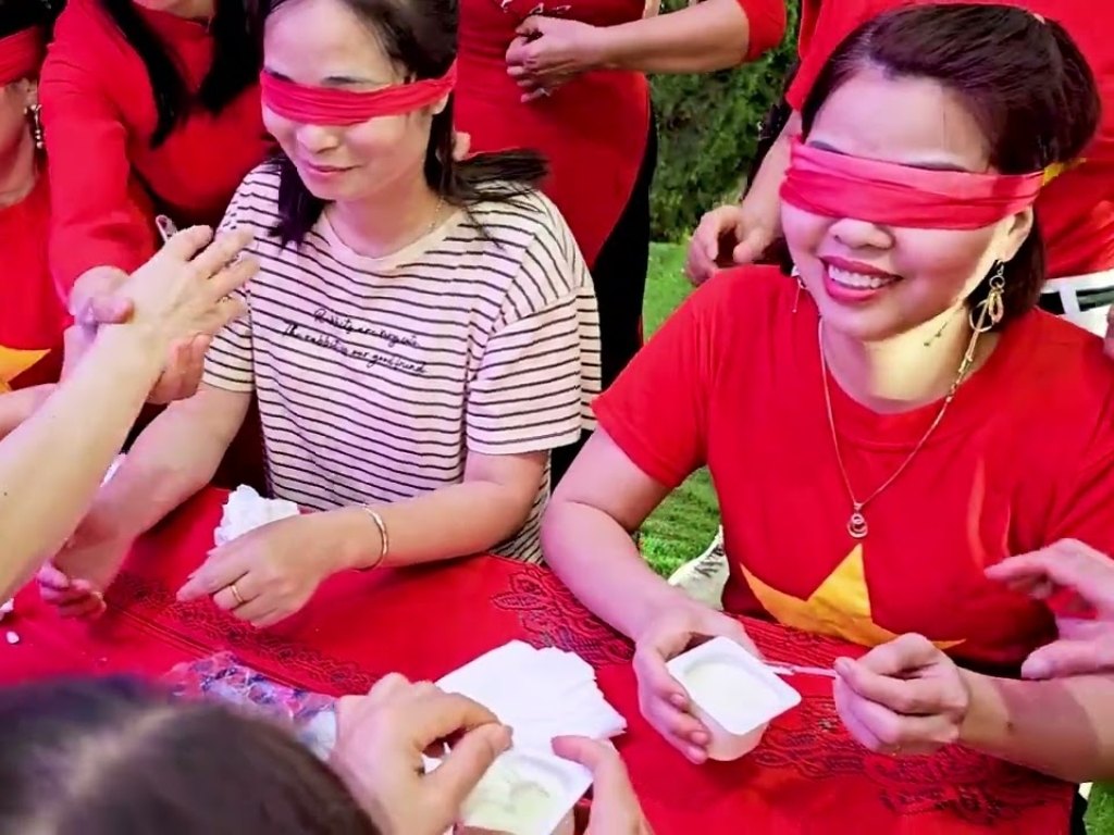 Bịt mắt đút sữa chua là một trong các trò chơi team building trong nhà vui nhộn